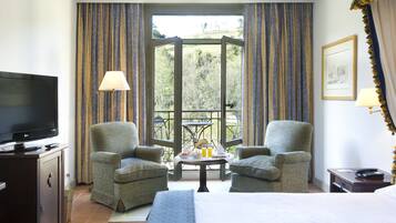 Minibar, coffres-forts dans les chambres, bureau