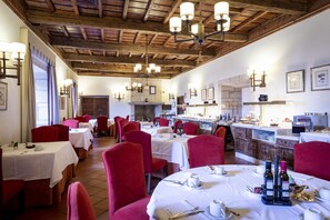 Daily continental breakfast (EUR 20 per person)