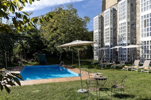 Una piscina al aire libre de temporada