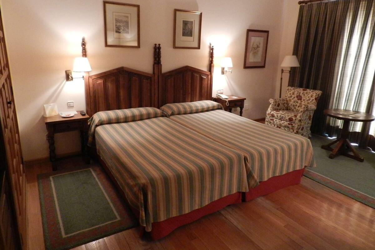 1 quarto, frigobar, cofres nos quartos, escrivaninha