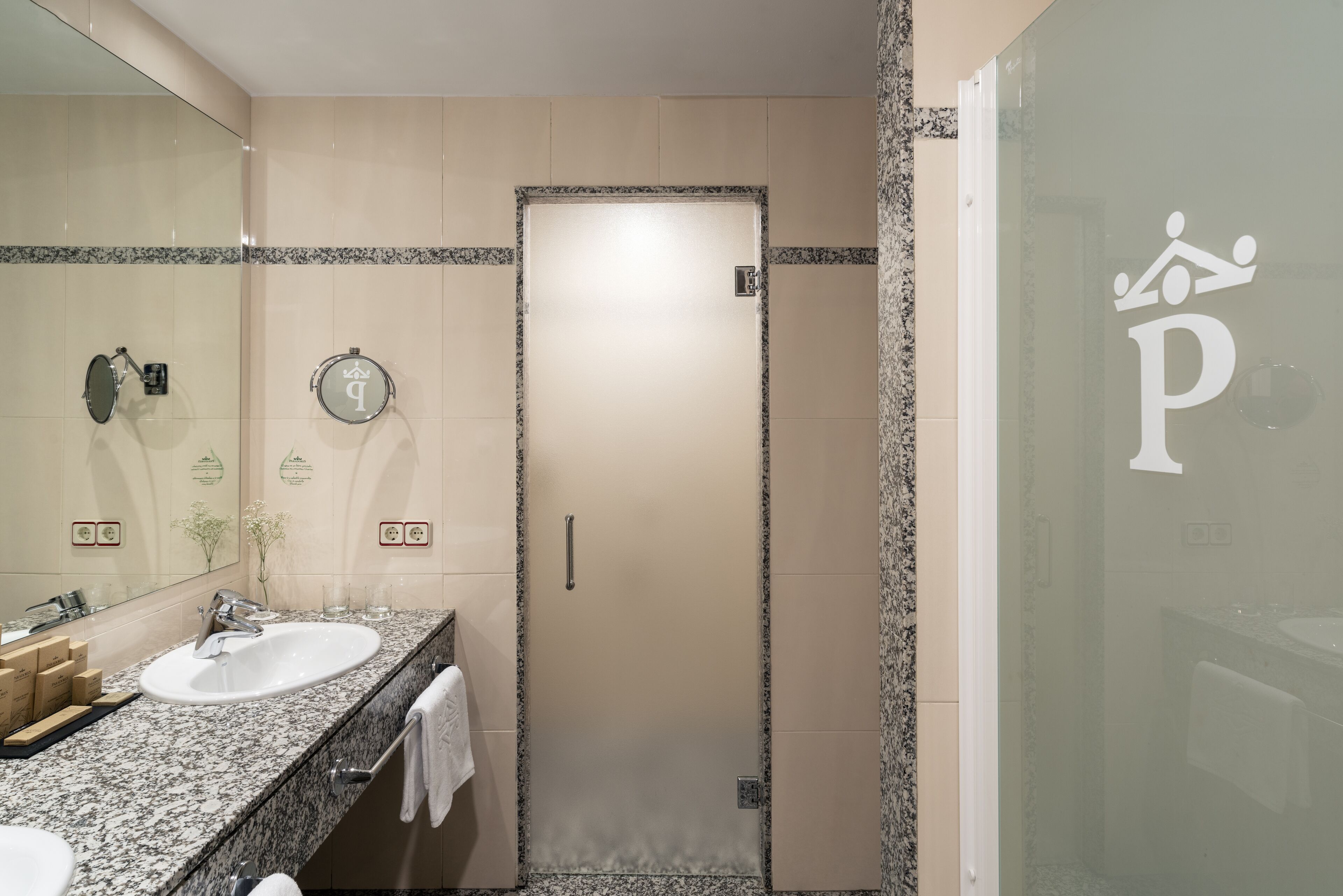 junior suite | bathroom | shower, eco-friendly toiletries, hair dryer, towels