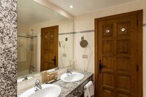Habitación superior con 2 camas individuales, 2 camas individuales | Baño | Regadera, amenidades de baño ecológicas, secadora de cabello, toallas 