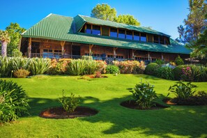 3 restaurants, serveren ontbijt, lunch, brunch, lokale gerechten