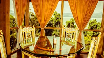 Romantic Cabin | Dining room