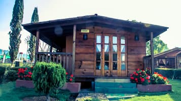 Romantic Cabin | 1 bedroom, premium bedding, down duvets, individually decorated