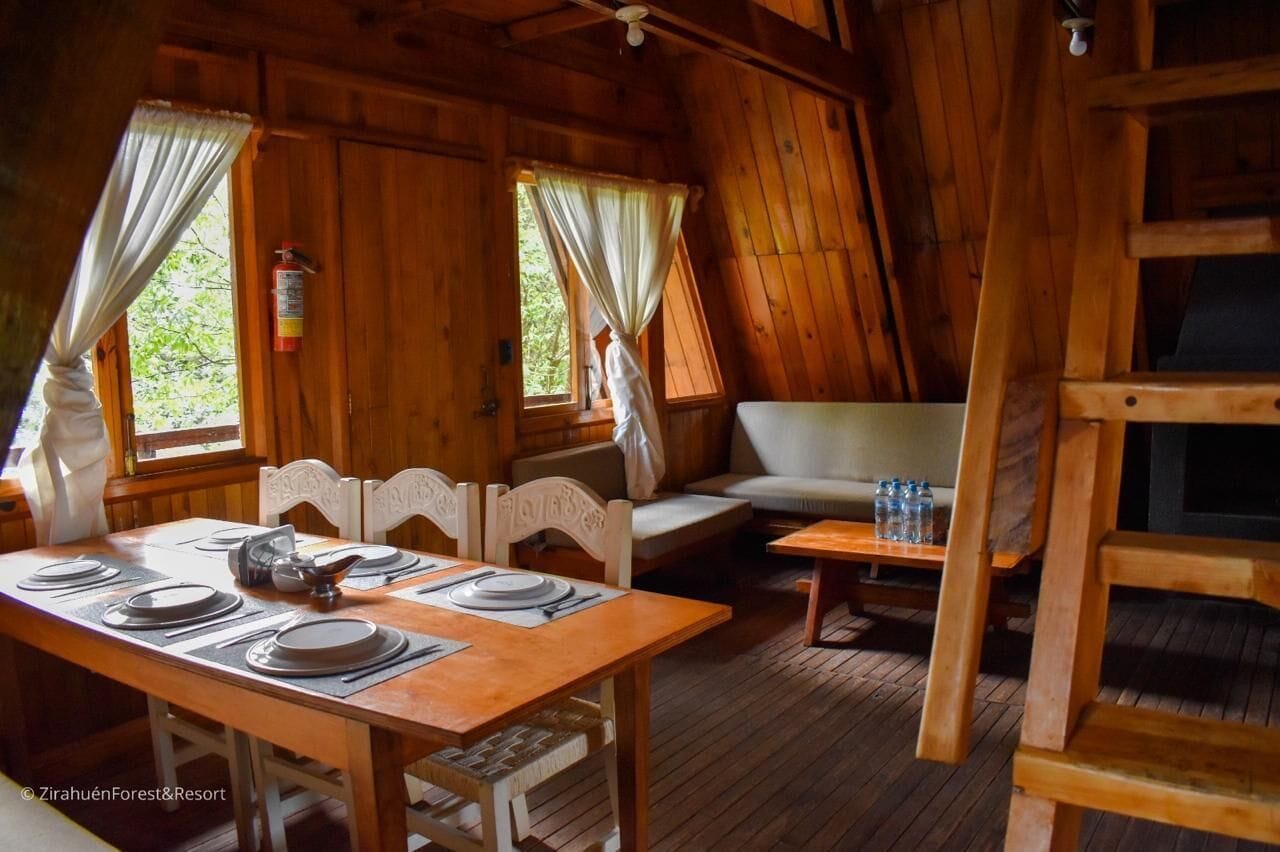 Cabaña familiar | Área de sala de estar | Smart TV de 49 pulgadas con canales vía satélite y televisión 