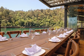 3 restaurants, breakfast, lunch, brunch served; local cuisine