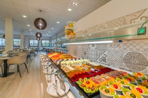 Se ofrece un desayuno bufé todos los días (por un coste adicional)