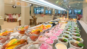 A buffet with various food items and beverages. - Apartamentos Santa Rosa (Teguise)