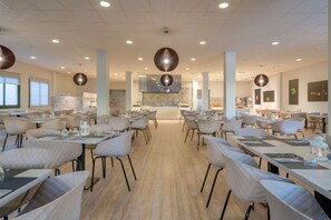 Breakfast and dinner served - Apartamentos Santa Rosa (Teguise)