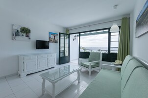 公寓, 1 间卧室, 阳台 (Sea and/or Pool View) | 起居区 | 等离子电视