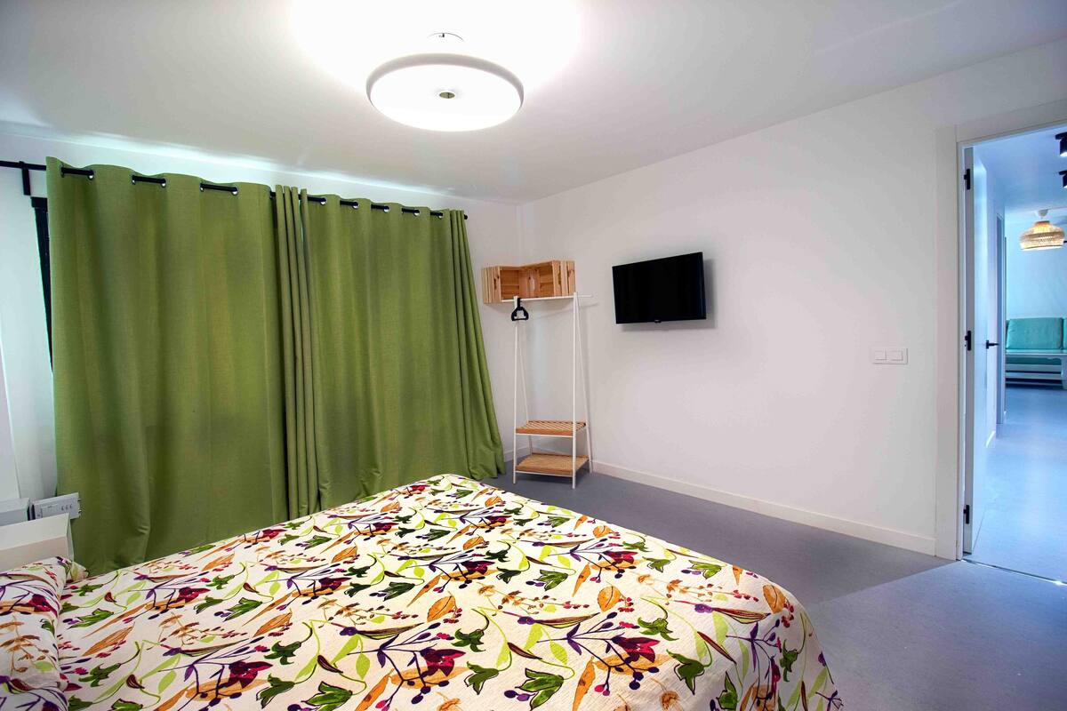 Leilighet – comfort, 2 soverom, terrasse | Safe på rommet, barnesenger (inkludert) og ekstrasenger (mot et tillegg)