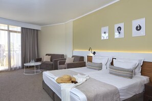 Minibar, una scrivania, ferro/asse da stiro