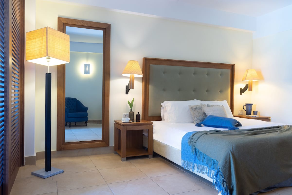 Luxe beddengoed, een minibar, een bureau, verduisterende gordijnen