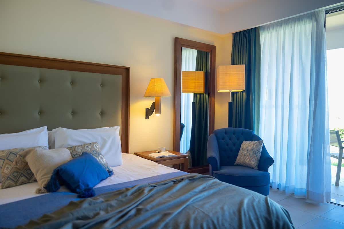 Deluxe kamer, uitzicht op zee | Luxe beddengoed, een minibar, een bureau, verduisterende gordijnen