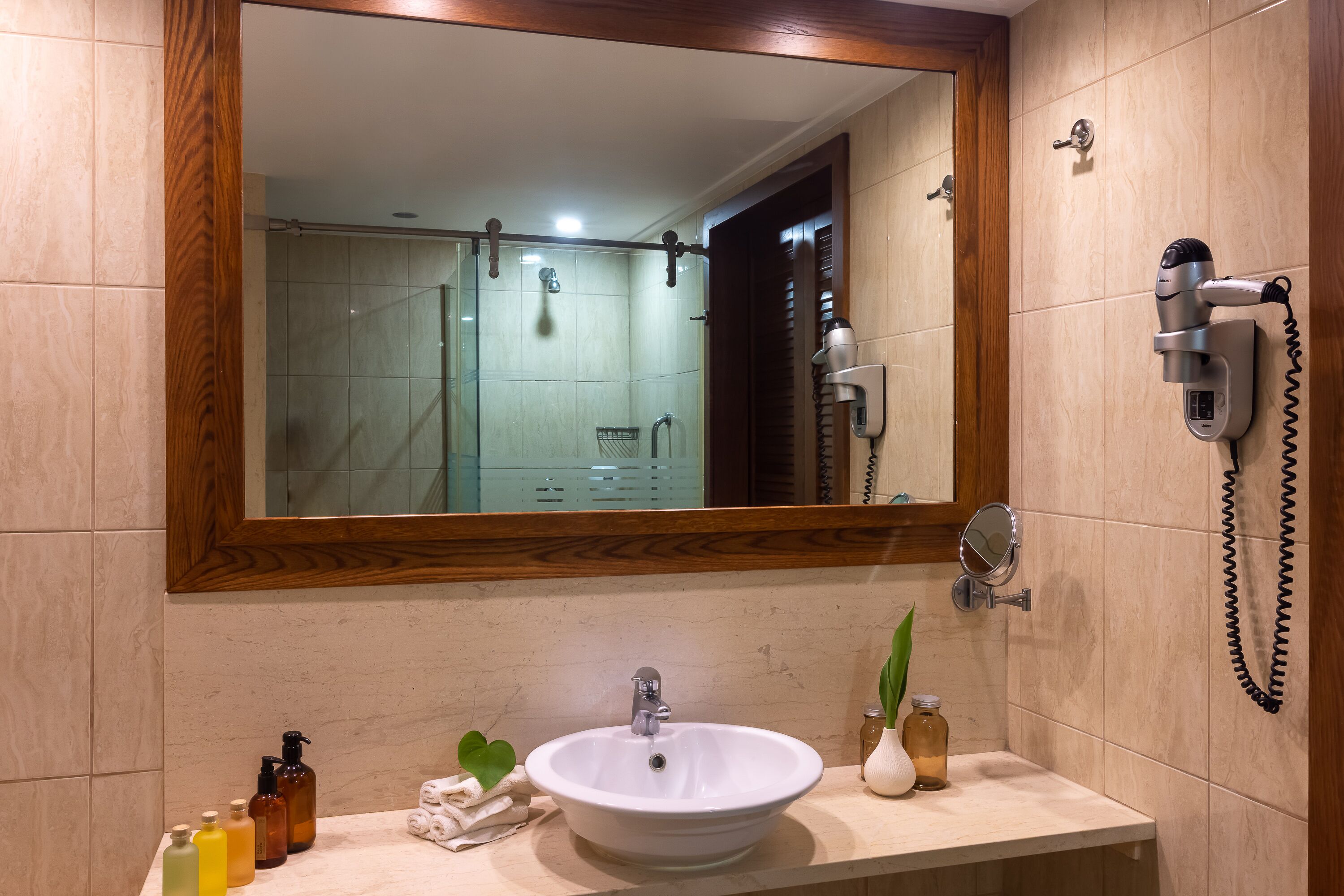 separate bathtub and shower, deep-soaking bathtub, rainfall showerhead