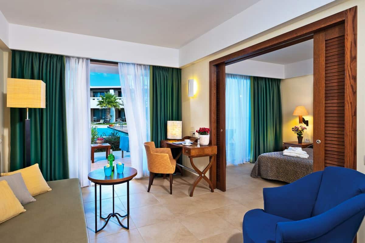 Premium bedding, minibar, desk, blackout drapes