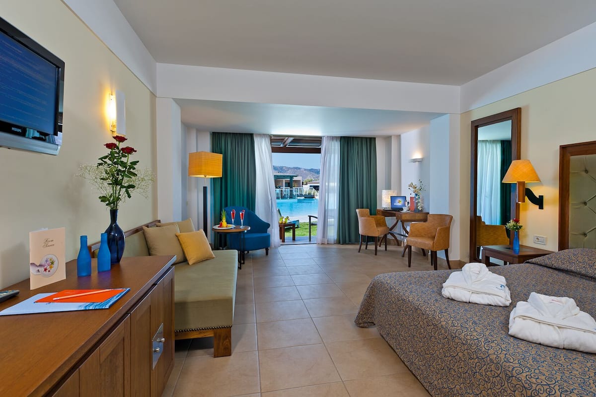 Junior Suite Pool Access | Sängtillbehör av högsta kvalitet, minibar och skrivbord