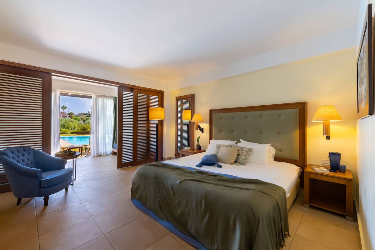 Familiekamer (with Sharing Pool) | Luxe beddengoed, een minibar, een bureau, verduisterende gordijnen