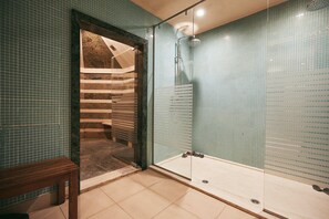 Sauna, hot tub, Turkish bath/hammam, body treatments, aromatherapy