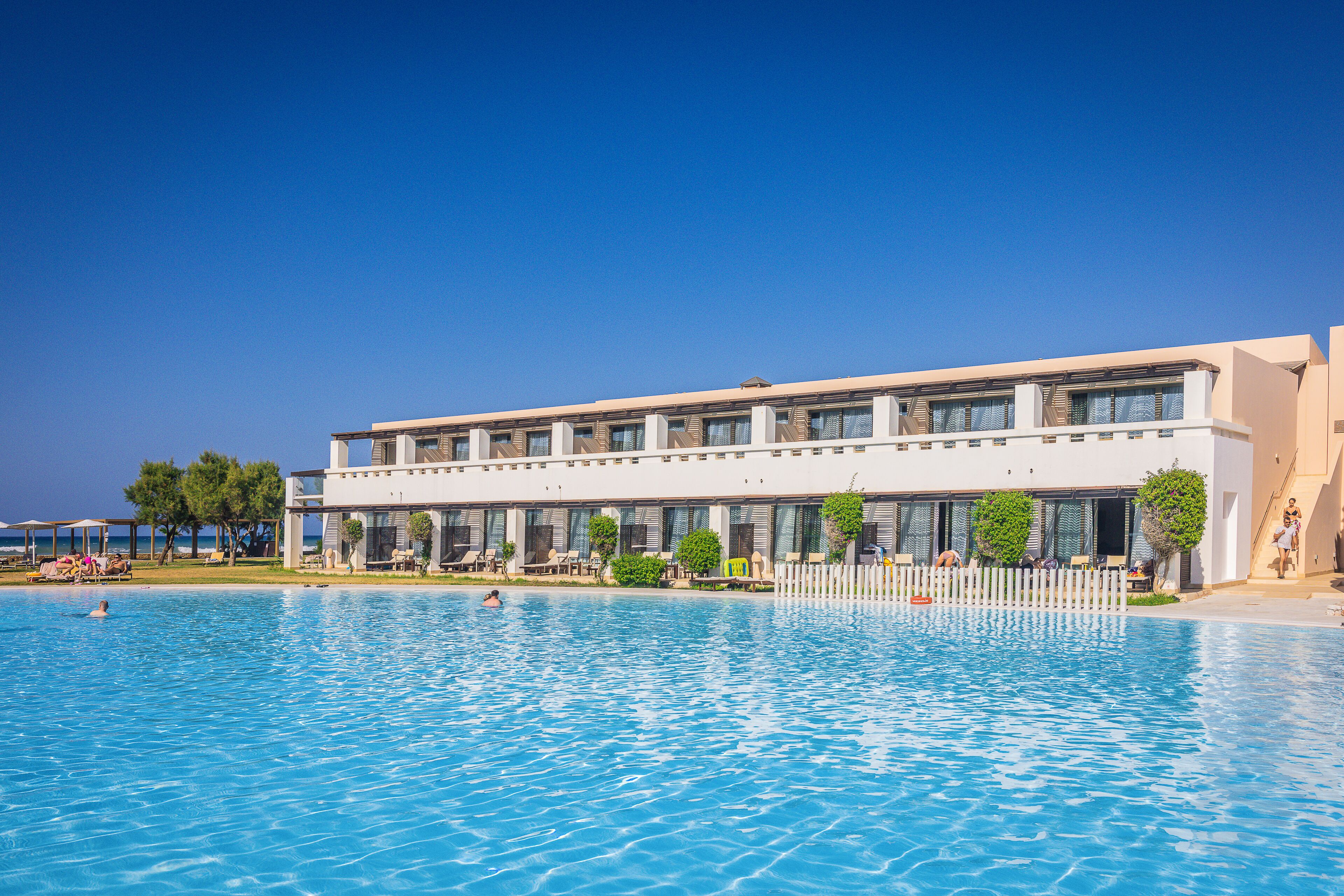 Piscina interna, piscina externa, guarda-sóis