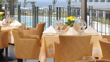 2 restaurantes; se sirve desayuno, almuerzo y cena; cocina internacional