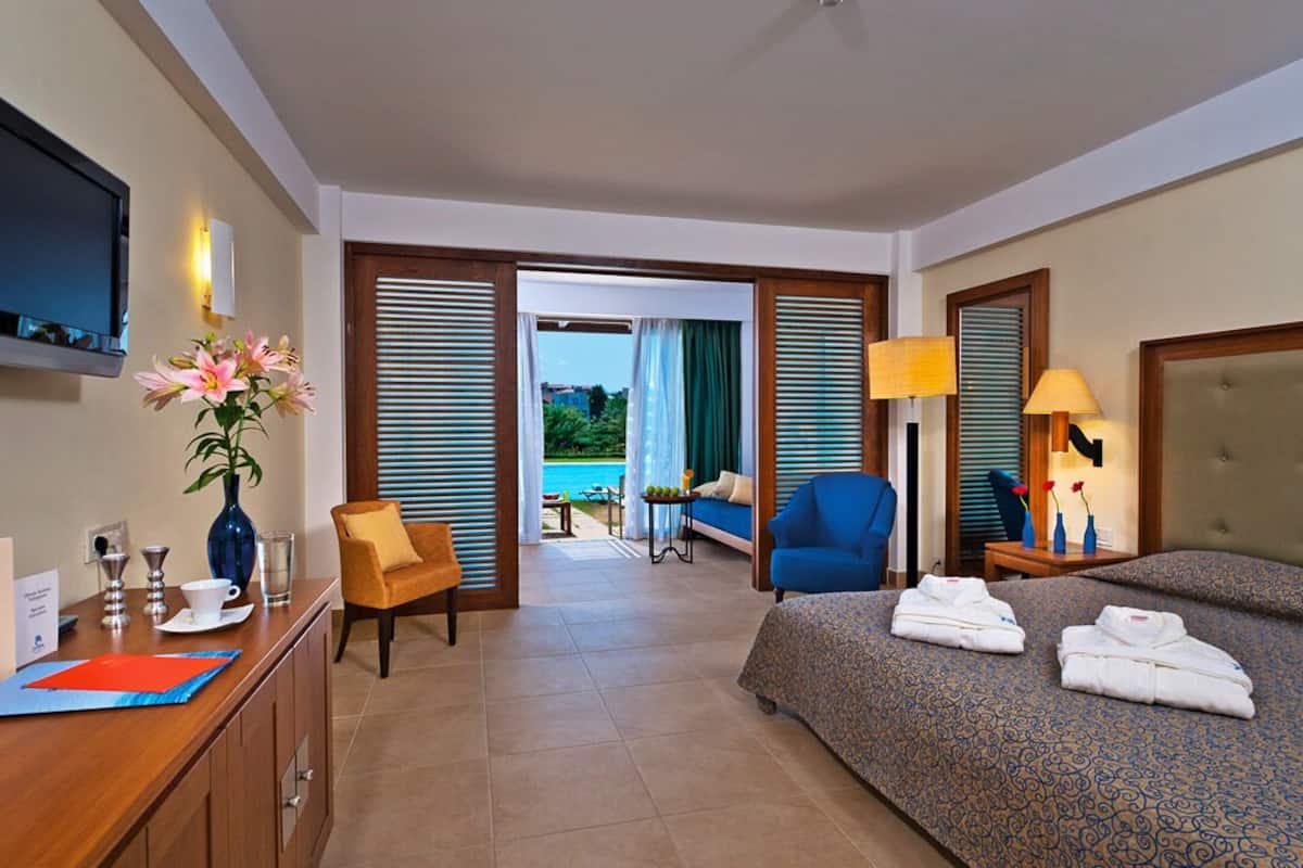 Premium bedding, minibar, desk, blackout drapes