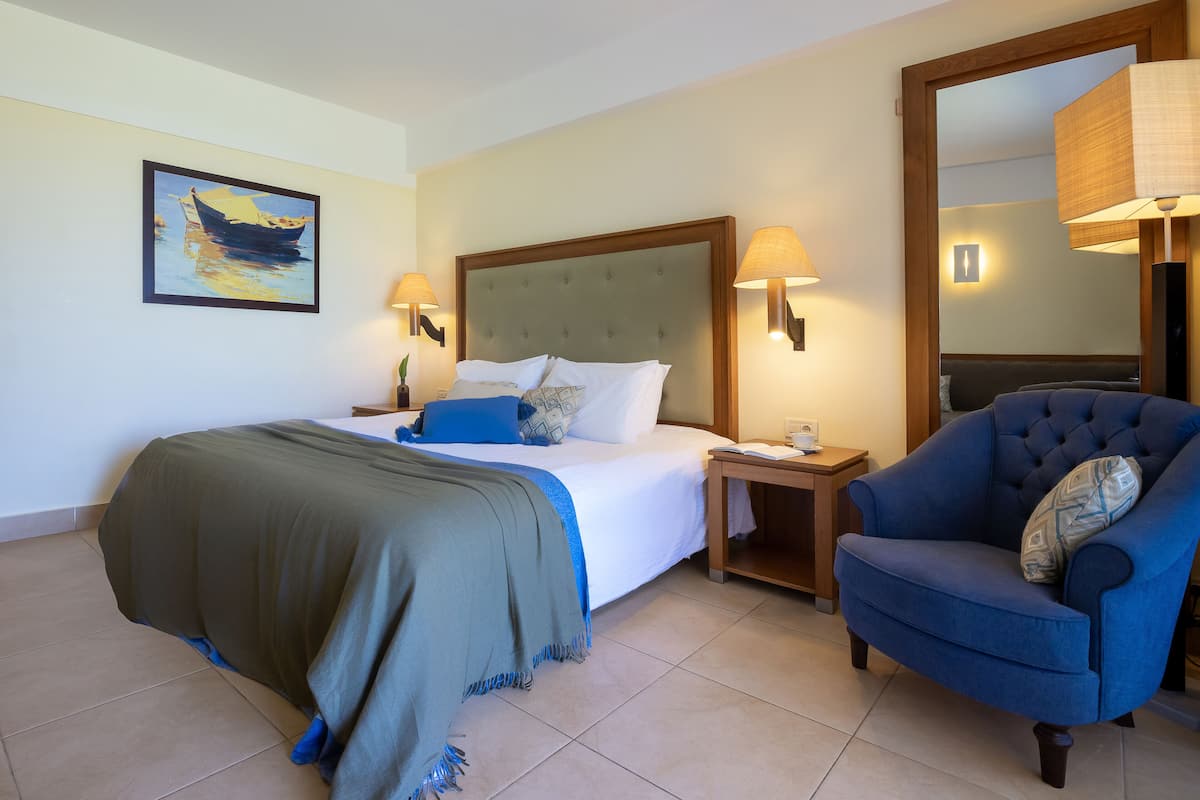 Superior Double Room, Sharing Pool | Luxe beddengoed, een minibar, een bureau, verduisterende gordijnen