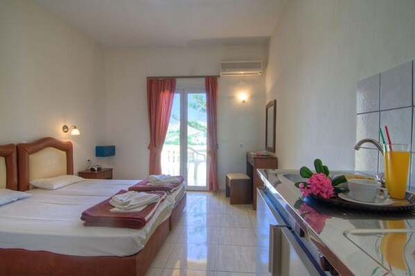 A hotel room with a bed, a bathroom, and a breakfast tray. - Aparthotel Athina (Mylopotamos)