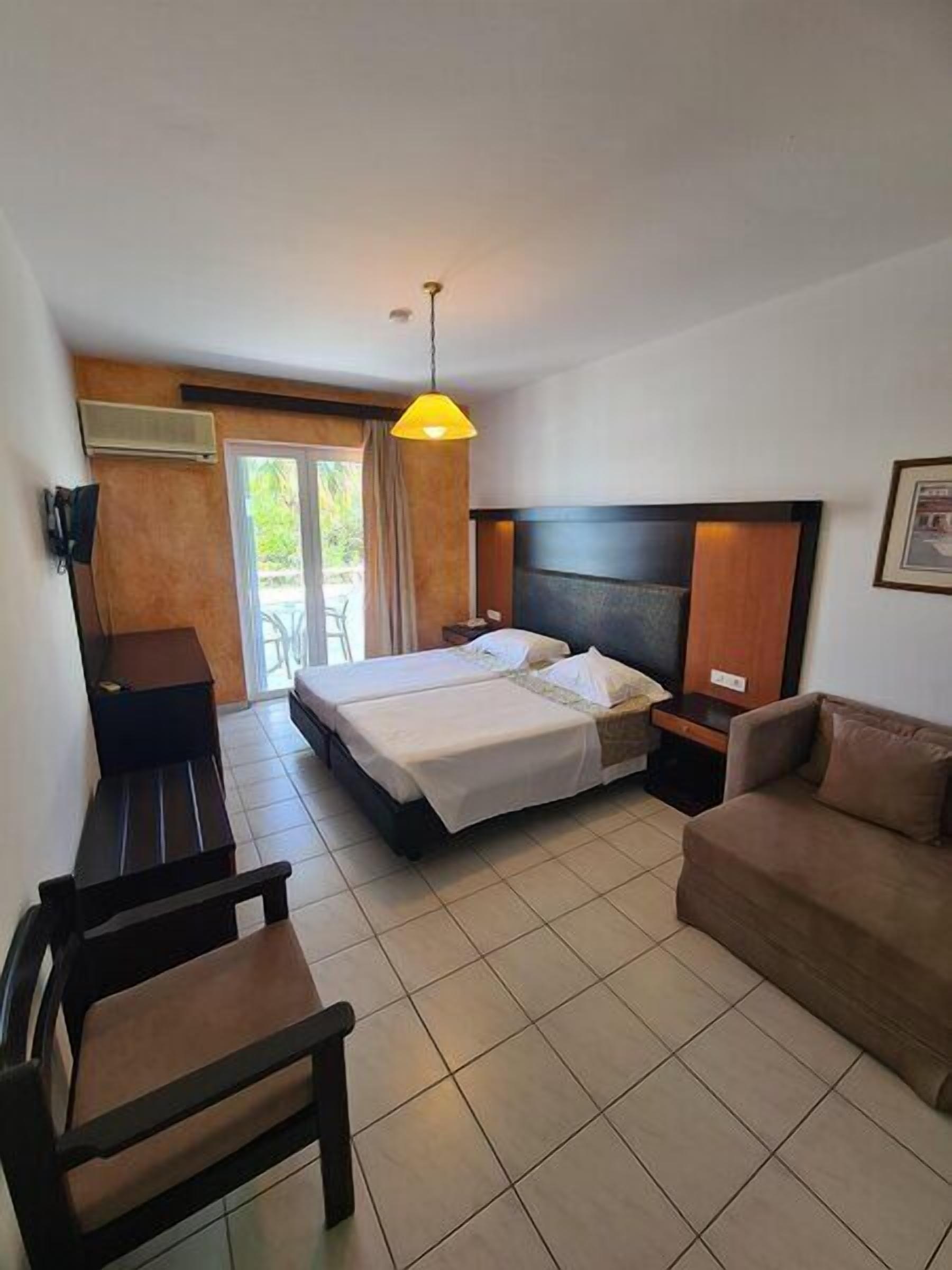 TWIN ROOM | In-room safe, internet, bed sheets