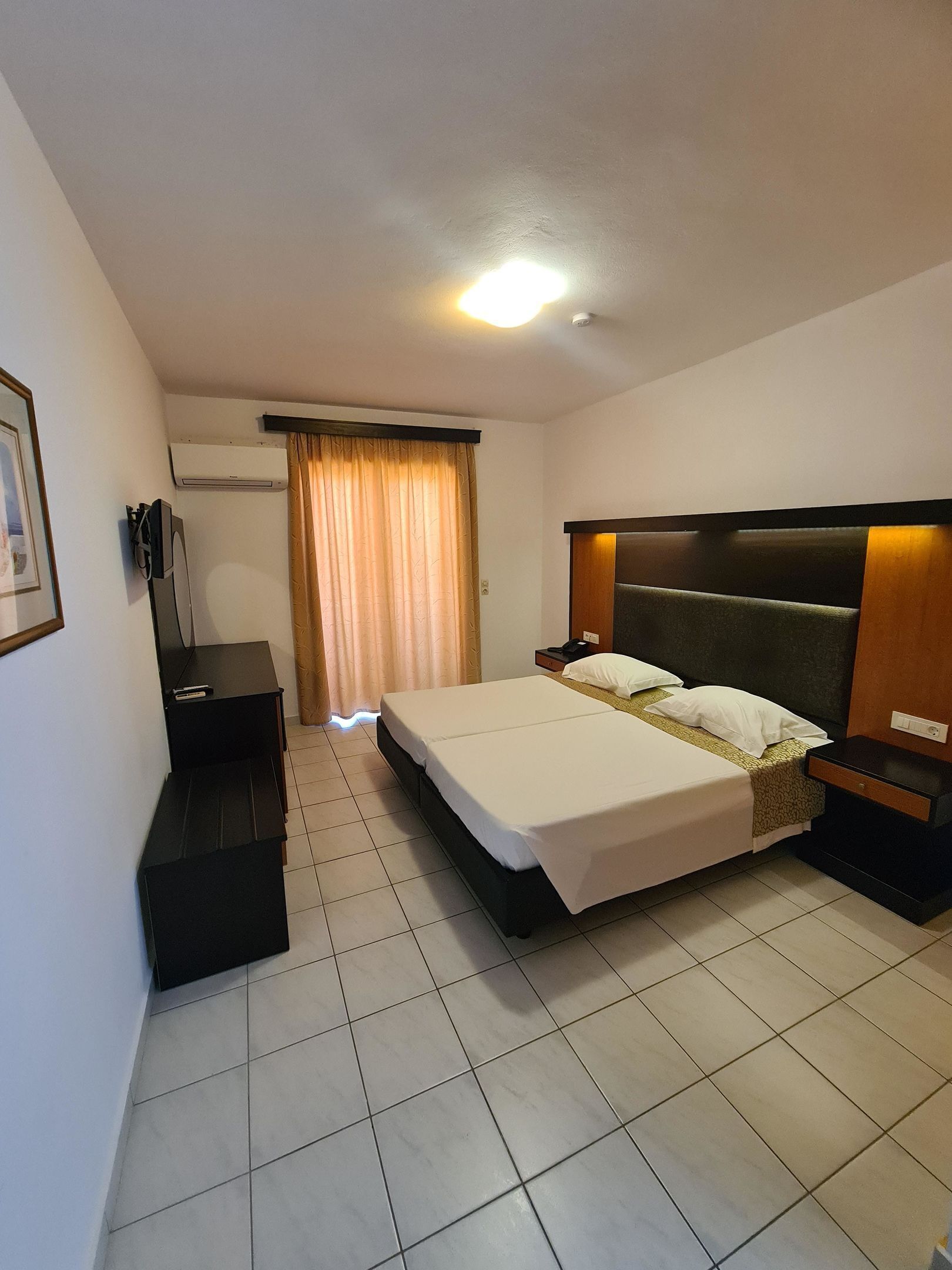 TWIN ROOM | Tallelokero huoneessa, internet, vuodevaatteet