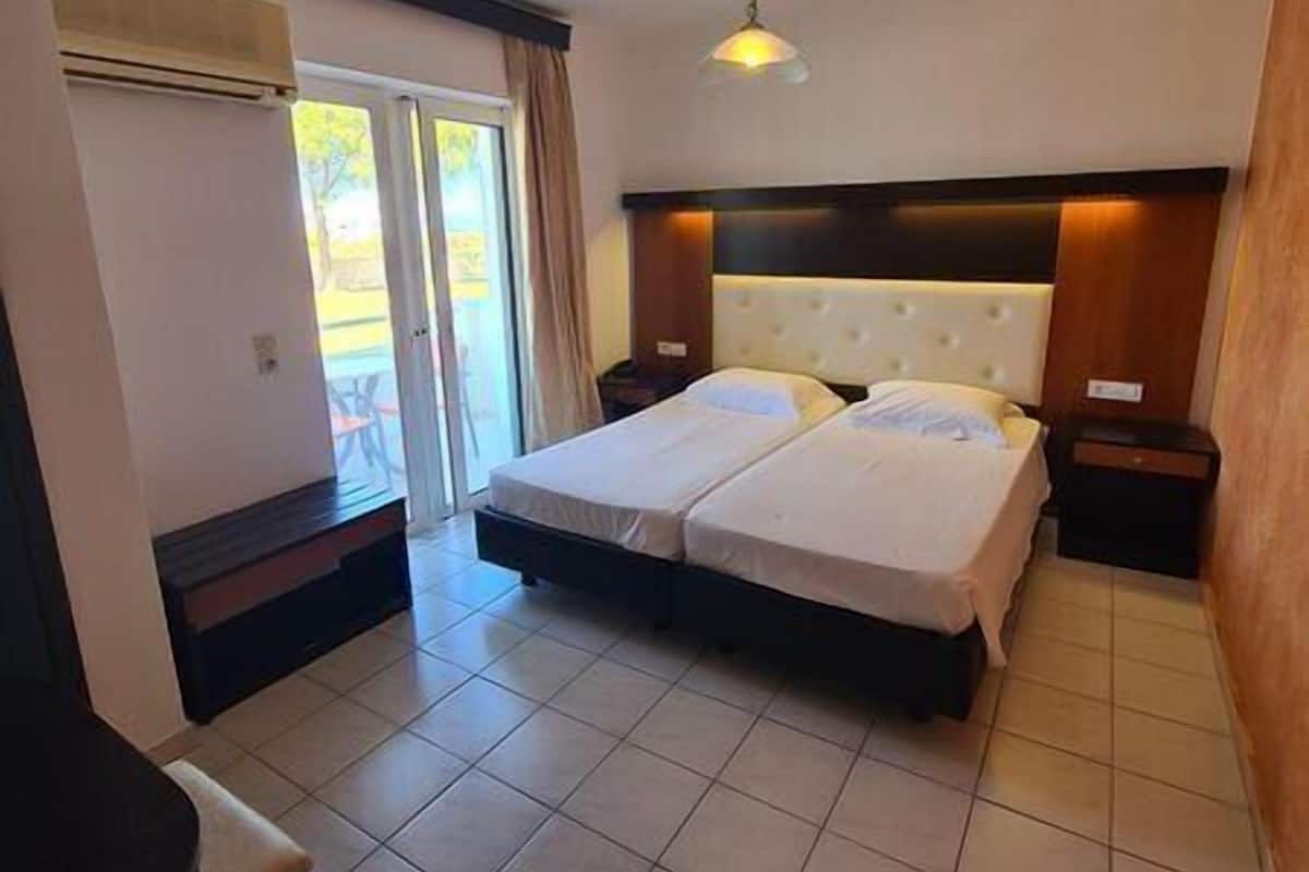 FAMILY ROOM 1 BEDROOM | Coffres-forts dans les chambres, accès Internet, draps fournis