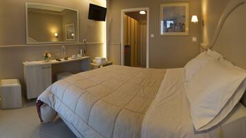 Kamer, 1 twee- of 2 eenpersoonsbedden | Luxe beddengoed, een kluis op de kamer, een bureau, geluiddichte muren