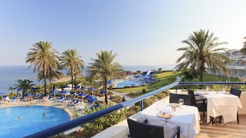 4 restaurants, breakfast, lunch, dinner served; Asian cuisine