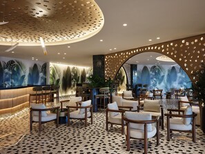 4 restaurants; breakfast, lunch, and dinner served