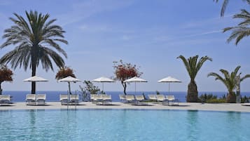 Piscine couverte, piscine extérieure, parasols de plage, chaises longues