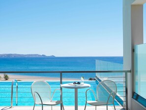 패밀리룸, 수영장 이용, 바다 전망 (Executive) | 무료 미니바, 객실 내 금고, 책상, 암막 커튼