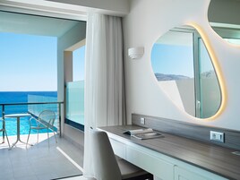 Minibar con artículos gratuitos y caja de seguridad en la habitación 