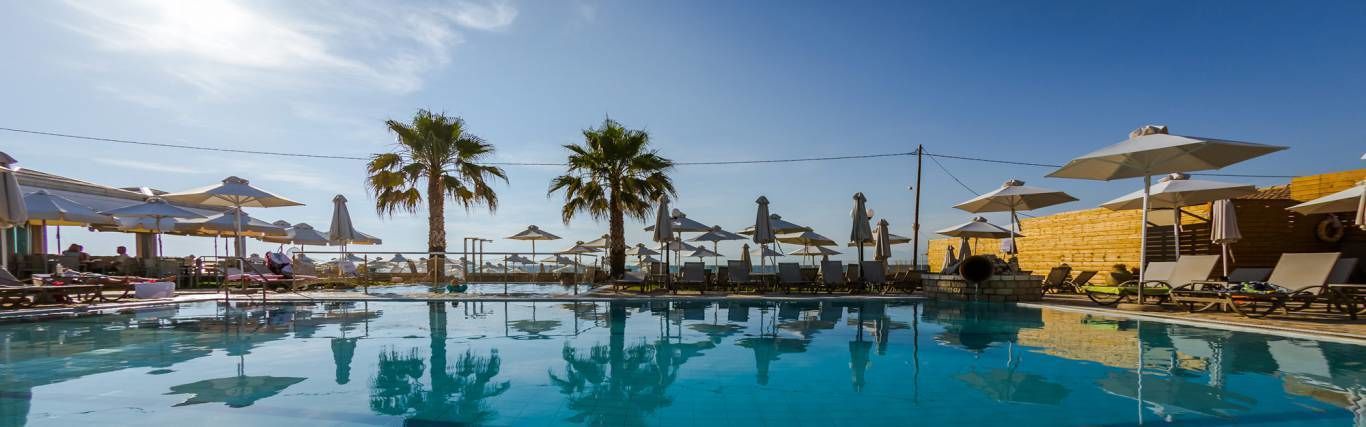 Een buitenzwembad, parasols voor strand/zwembad