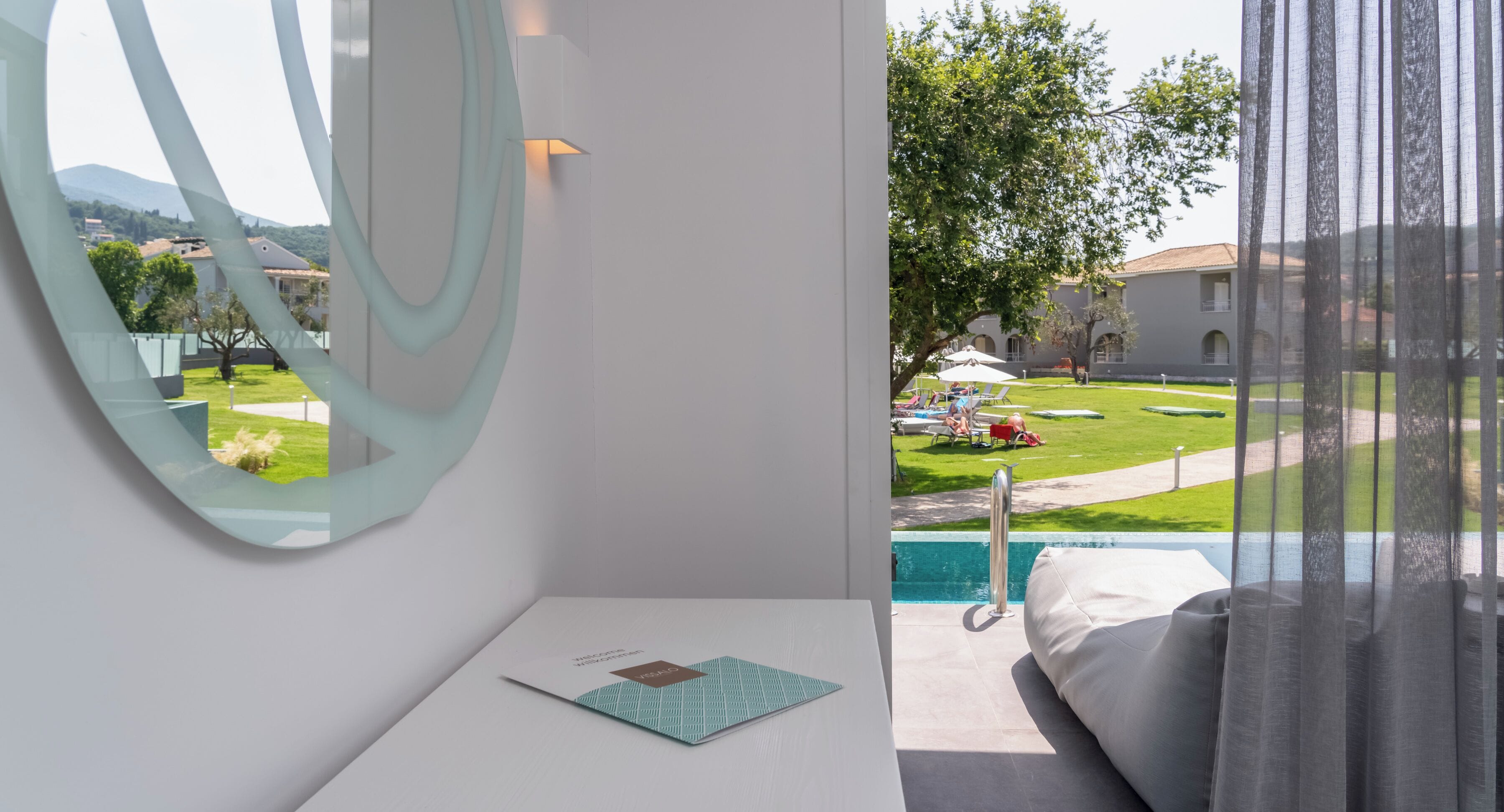 Phòng đôi (Sharing Pool) | Két bảo mật tại phòng, bàn ủi/dụng cụ ủi quần áo 