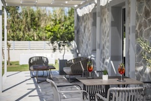 Deluxe Apartment, Garden View | Terrace/patio