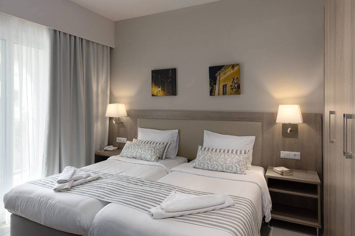 Villa, 2 habitaciones | Caja fuerte, tabla de planchar con plancha, wifi gratis y ropa de cama