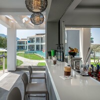 2 bares, bar junto a la piscina