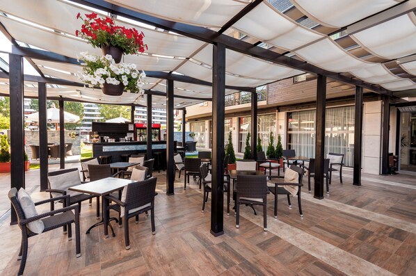 รับประทานอาหารกลางแจ้ง