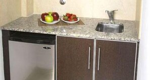 Microondas, cafetera o tetera y utensilios de cocina