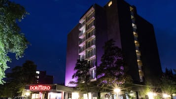 Fassade der Unterkunft – Abend/Nacht