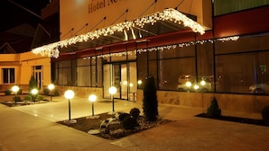 A hotel entrance with a sign reading "Hotel Nevis Wellness & SPA".