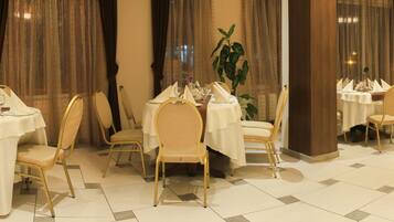 Breakfast, lunch, dinner served; local and international cuisine