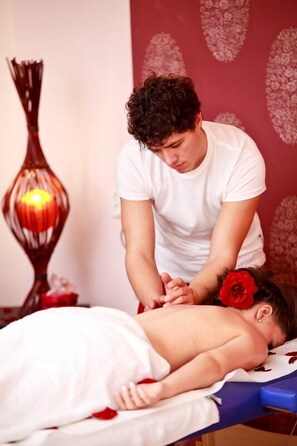 Sauna, hot tub, Turkish bath, body treatments, aromatherapy, body wraps
