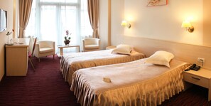 Een minibar, een kluis op de kamer, een bureau